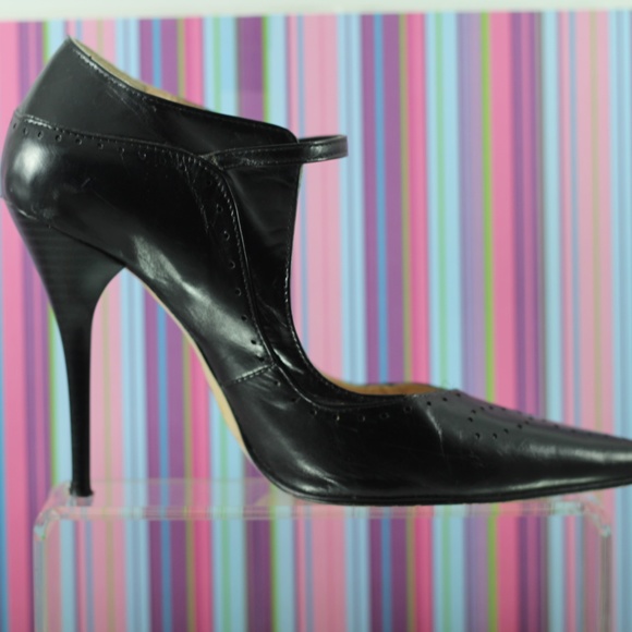 Bandolino Black Leather Heels - Picture 2 of 16
